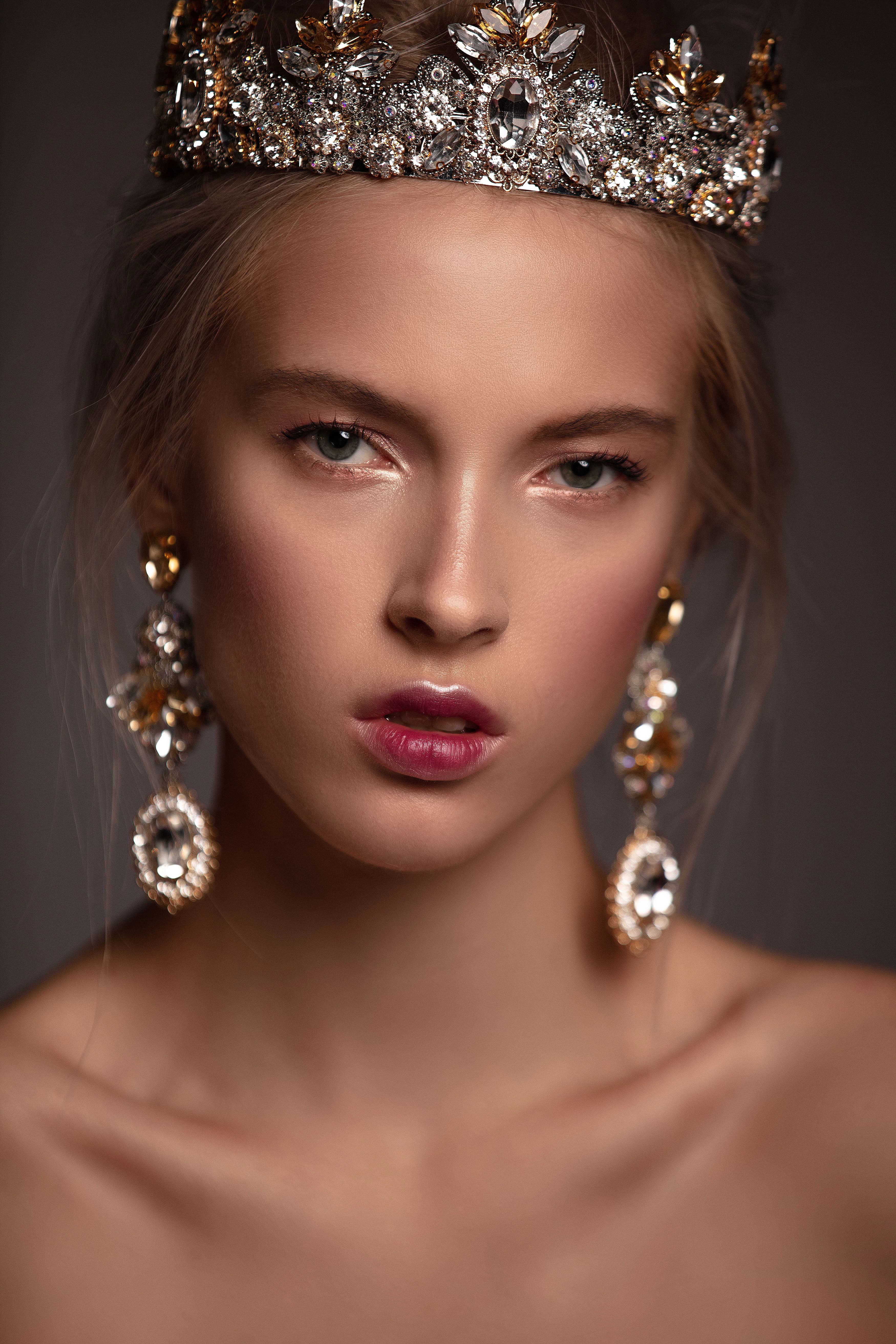After — crown editorial portrait retouched with Olune Skin, even skintone with preserved texture